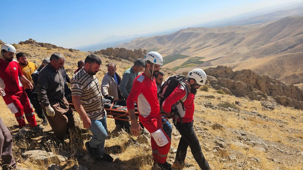 عملیات انتقال فرد فوتی در ارتفاعات قوش قره روستای قصریک شهرستان ارومیه