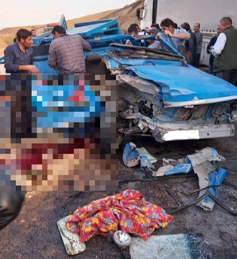 برخورد نیسان جونیور با تریلی ۱۸ چرخ در محور ارومیه به سرو