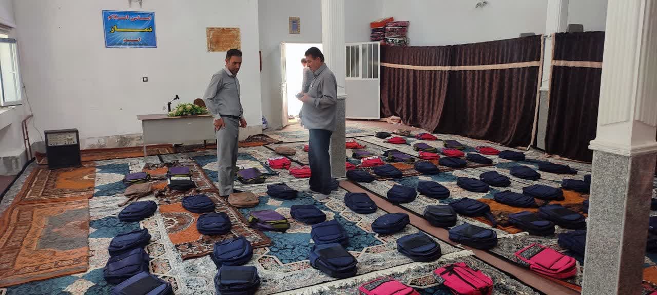 اهدای ۱۳۰ بسته آموزشی به دانش آموزان کم برخوردار سلماس